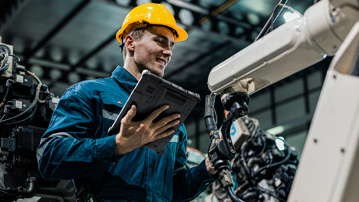 F120 comes with a large 12.2-inch screen and delivers powerful on-the-go AI performance to Industrial Field Professionals