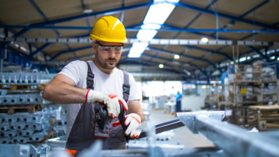 Here are 7 reasons to use rugged mobile computing solutions on the manufacturing shop floor.