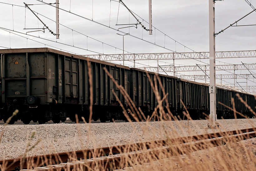 Long,Haul,Freight,Train,With,Empty,Cargo,Railroad,Cars,Parked
