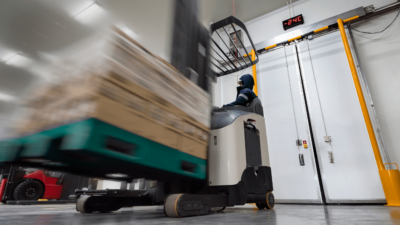 This image depicts the role of forklift vehicles in cold chain management and emphasizes the importance of temperature control for the safety and quality of perishable goods.