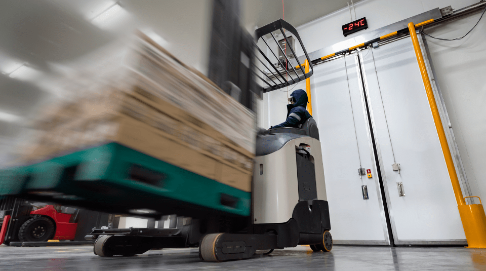 This image depicts the role of forklift vehicles in cold chain management and emphasizes the importance of temperature control for the safety and quality of perishable goods.