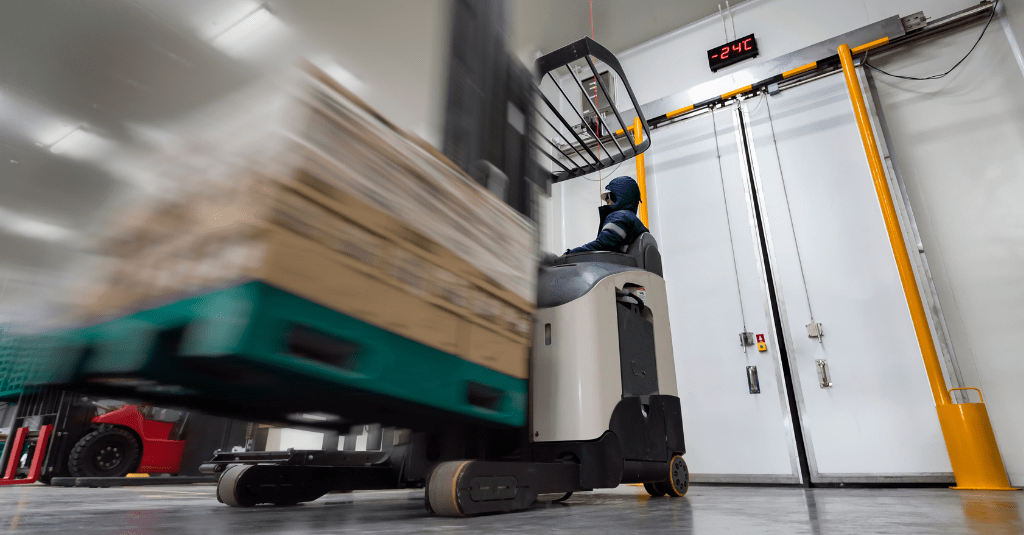This image depicts the role of forklift vehicles in cold chain management and emphasizes the importance of temperature control for the safety and quality of perishable goods.