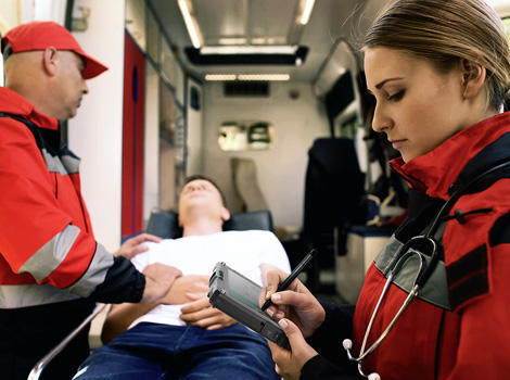 Seis razones por las que elegir equipos robustos para servicios de emergencia médica